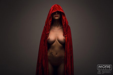Голая баба в красной накидке