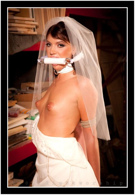 Связанная голая невеста