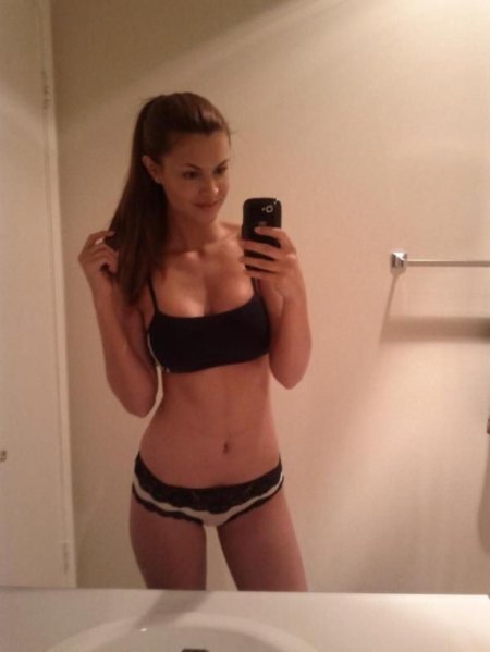 Девушки в белье перед зеркалом