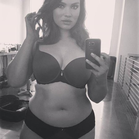 Селфи полных девушек