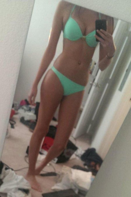 Девушка в купальнике зеркале