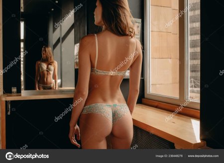 Голая стройная девушка