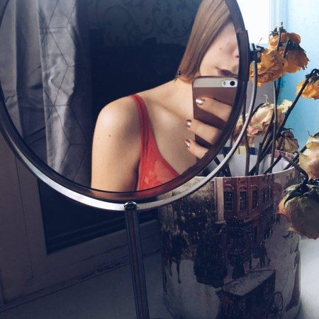 Девушка в зеркалах