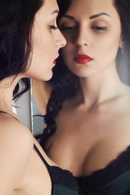 Девушка у зеркала