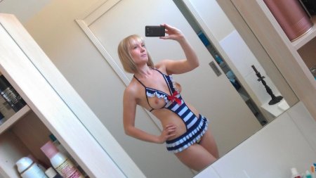 Голая блондинка перед зеркалом