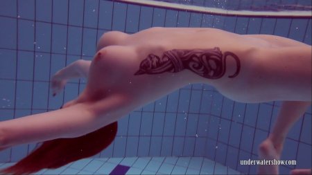 Голые в бассейне