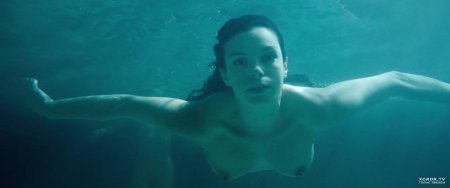Голая девушка под водой