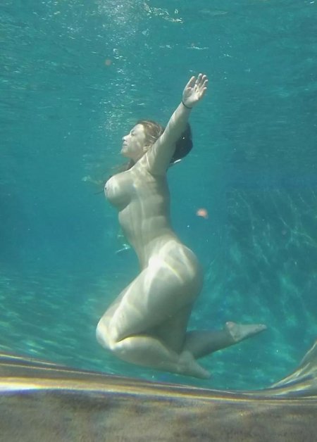 Голые девчонки под водой