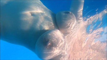 Сиськи под водой