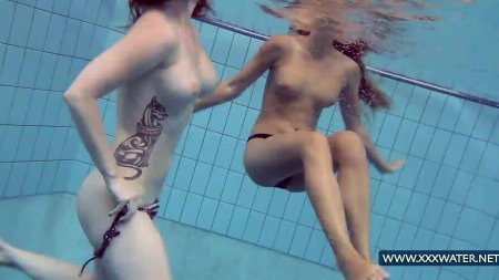 Голые в бассейне