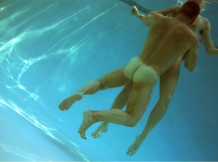 Голые в воде