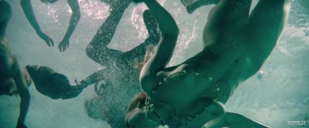 Девушки плавают голышом