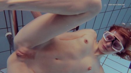 Голые пловчихи под водой