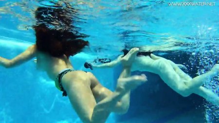 Плавание нагишом в бассейне