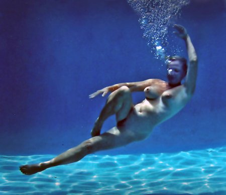 Девушка под водой