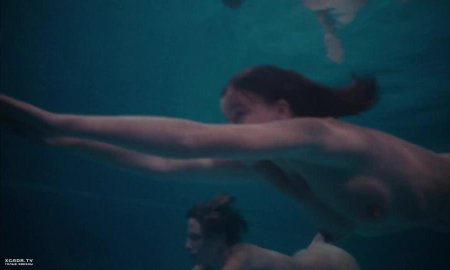 Голая под водой