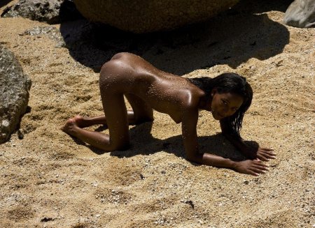 Негритянка на пляже