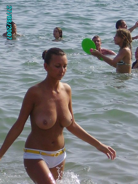 Женщины топлесс