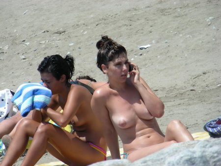 На пляже топлес
