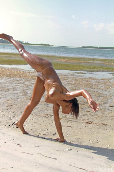 Негритянки топлесс на пляже