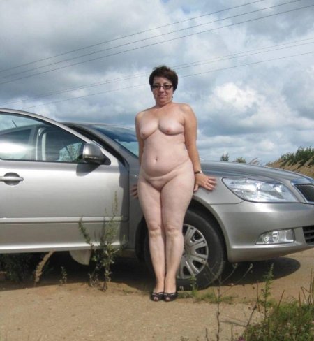 Пожилые голые женщины на дороге