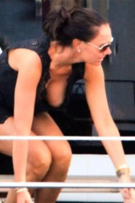 Девушка с декольте наклонилась