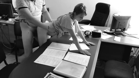 На столе порно