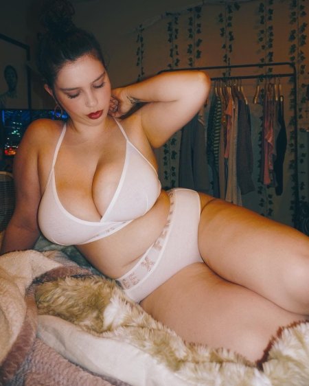 Nicole michaelis (@nikkimichay)