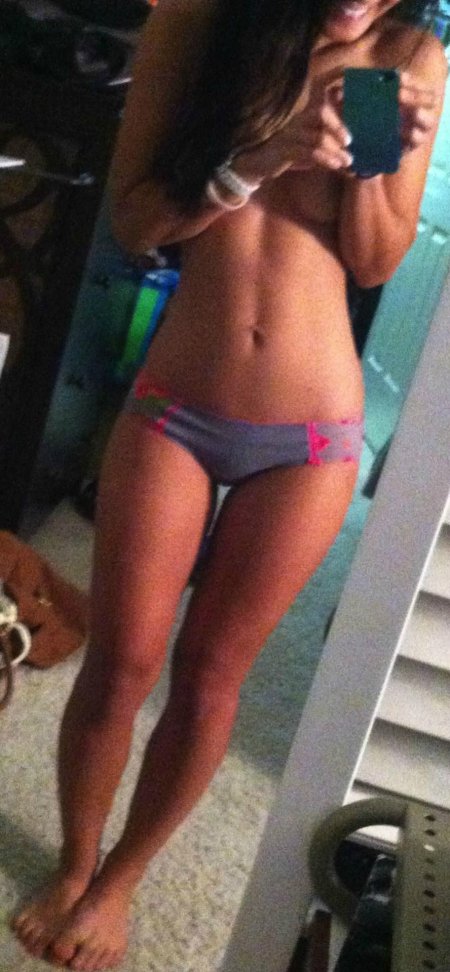 Фигура девушки без лица дома