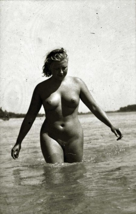 Голые женщины на пляже ретро