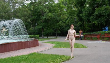 Девки купаются в фонтанах ню