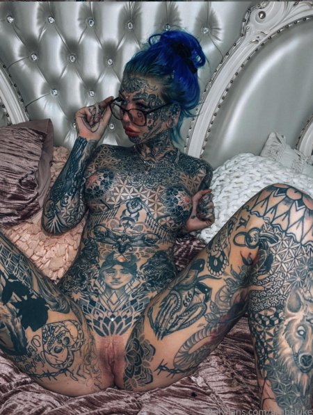 Татуированную эмбер люк 18