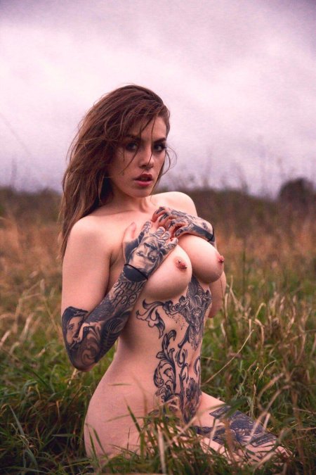 Девушка с татуировками