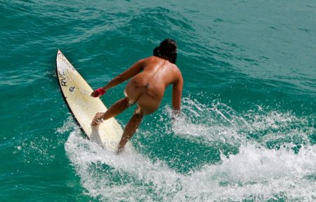 Девушка на серфинге