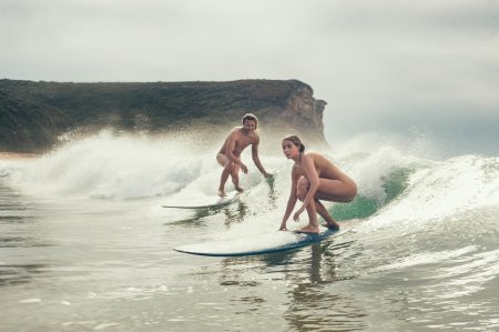 Серфинг девушки голышом