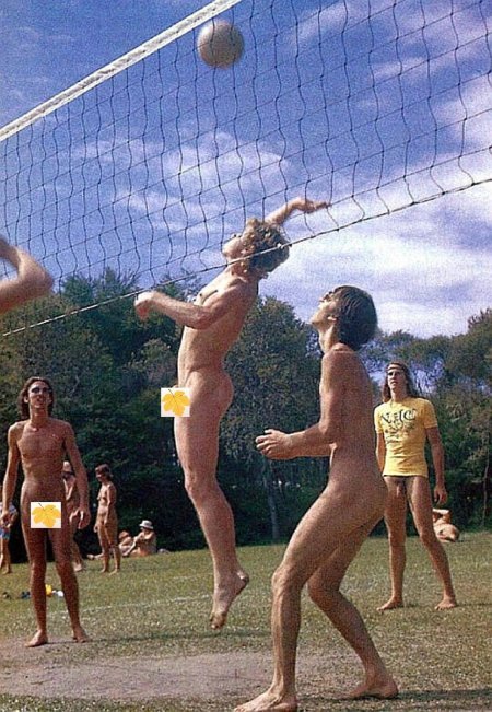 Голые девушки играют в волейбол