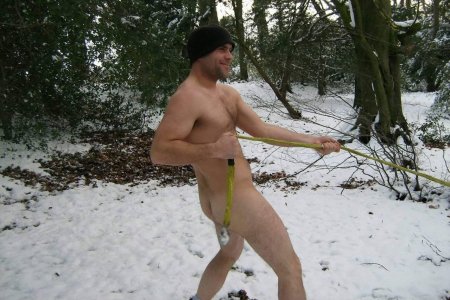 Голые мужчины в зимнем лесу