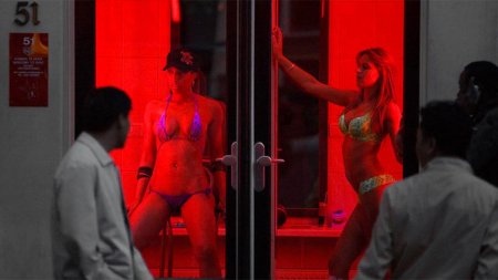 Амстердам улица красных фонарей