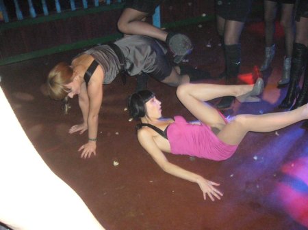 Пьяные девушки на корпоративах