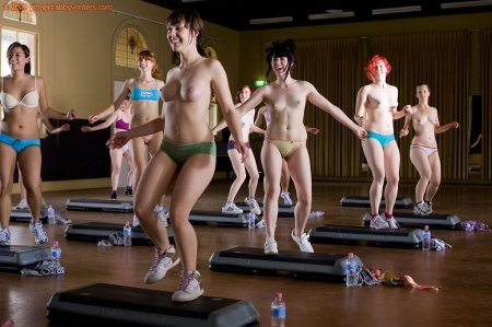 Занятие аэробикой голышом