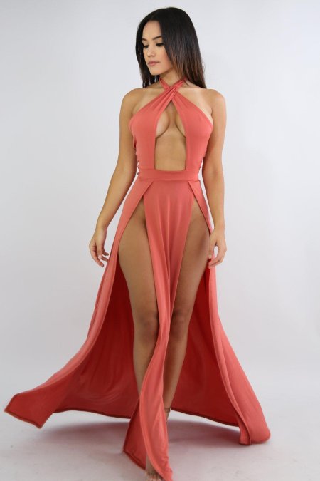 Платье с вырезом на ноге