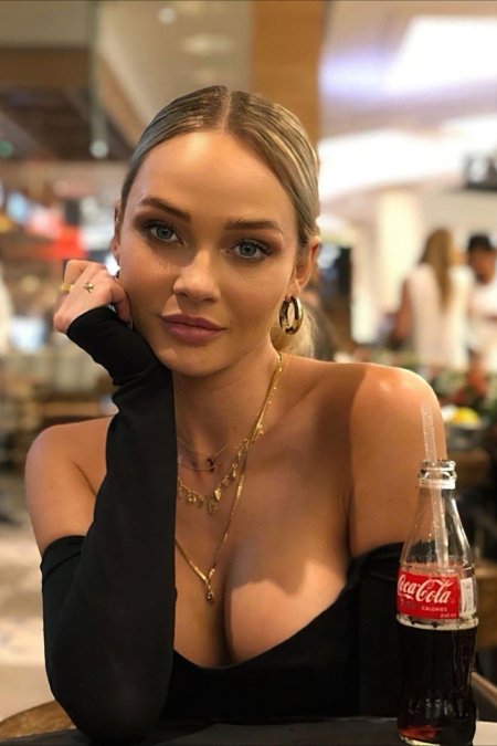 Красивое декольте