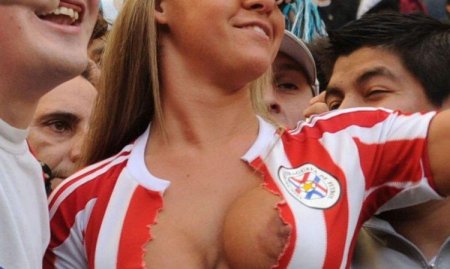 Голые футбольные болельщицы