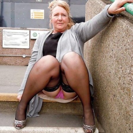 Зрелые под юбкой