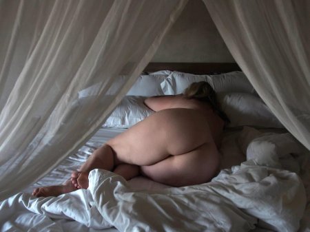 Голые пышные женщины в постели