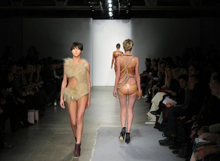 Голая на подиуме