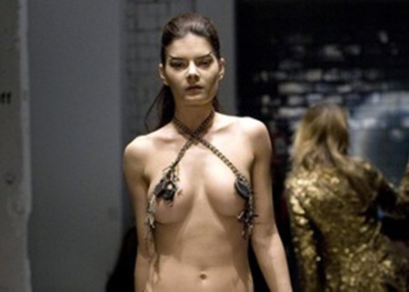 Голые фотомодели на подиуме