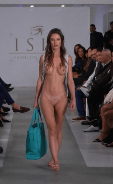 Голые манекенщицы на подиуме