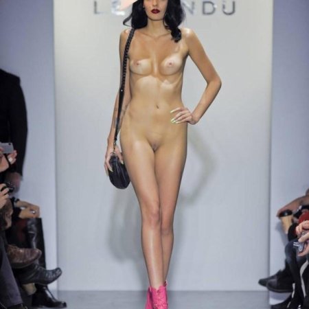 На подиуме без трусов