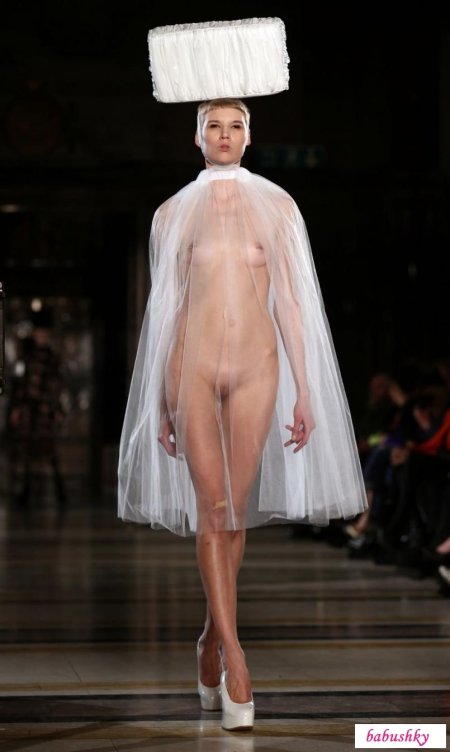 Голые женщины на подиуме